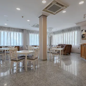 Hotel Eurowest Отели рядом с достопримечательностью «Roman Bridge»