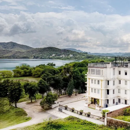 The Colonial Hotel Lake View Rooms