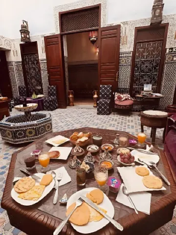 リヤド ババ カラウィーイーン大学周辺のホテル