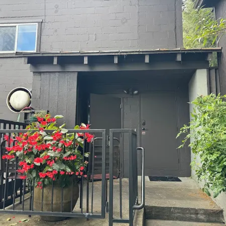 In-Town Luxury 2 Br Apartment - 205 S. 4th Street