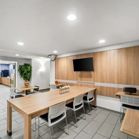 Microtel Inn & Suites by Wyndham Greensboro Отели рядом с достопримечательностью «Торговый центр Four Seasons»