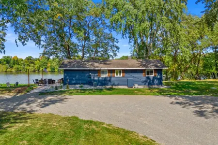 Charming cottage nestled on the banks of the Wis River for next family vacation Отели в г. Пловер