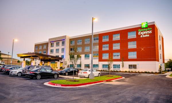 Holiday Inn Express & Suites Russellville by IHG