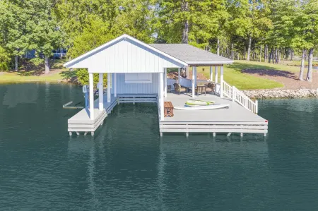 5 BR Lakefront Getaway + Fire Pit + Lake Views