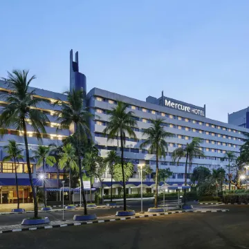 Mercure Convention Center Ancol Отели рядом с достопримечательностью «Морский Мир»