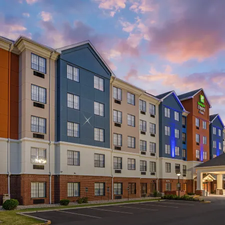 Holiday Inn Express & Suites INDIANAPOLIS - EAST by IHG Отели рядом с достопримечательностью «поле для гольфа Pleasant Run»