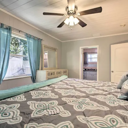 Rainbow River Oasis w/ Kayaks + Furnished Sunroom!