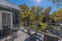Peaceful Creek View Cottage~Walk to Town & at~Pet Friendly~Relax on the Porch