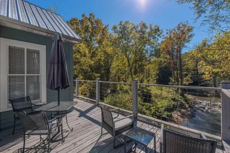 Classic Romantic Creek View D/T Cottage~ Walk to Town & at ~Relax on the Porch