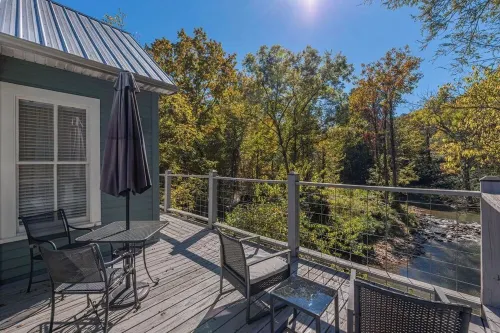 Classic Romantic Creek View D/T Cottage~ Walk to Town & at ~Relax on the Porch