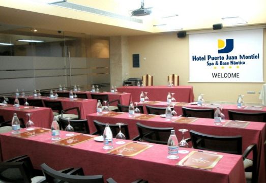 Senator Águilas 외관 또는 수영장 전경