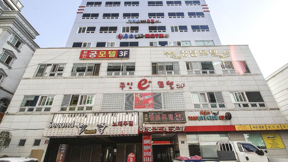 Jinju E