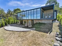 Stylish Home with Outdoor Area & Spectacular Views Hotels in Sorell