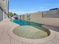 Cairns North 4-Bed with Outdoor Dining & Pool