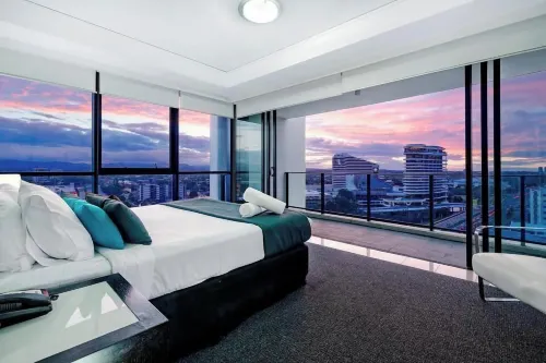 Broadbeach Skyline 3 Bedroom Retreat - 3-Star