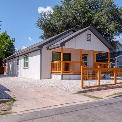 Comfy and Happy Stays Near Riverwalk and Downtown Hotels near Normoyle Park