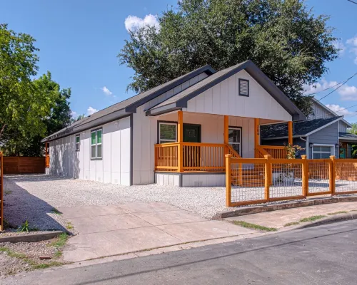 Comfy and Happy Stays Near Riverwalk and Downtown Hotels near Normoyle Park