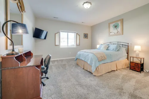 Walk to Moses Lake! Family Home w/ Fenced Yard - Homestays