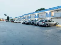 Rodeway Inn & Suites - parking