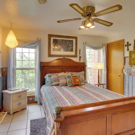 Red Bluff Inn & Retreat w/ Entire Ranch on Lake!