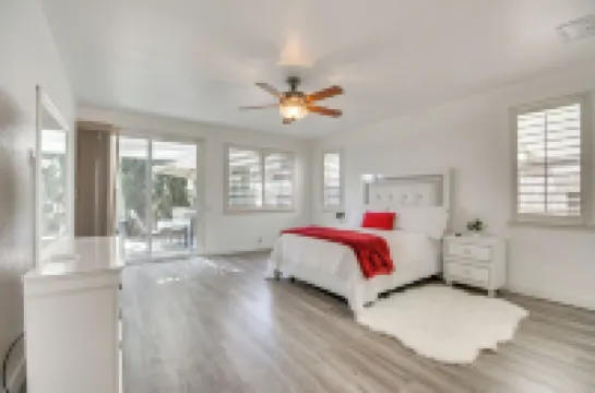 4 Mi to Dtwn Merced: Spacious Home w/ Yard!