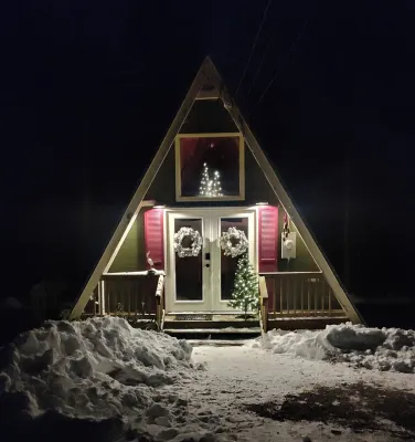 Wintery Cabin-Berkshires! Dog-Friendly. Hike/Ski Appalachian Tr. Walk to Lake!