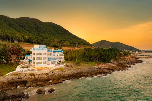 Pohang above Blue Pool Villa