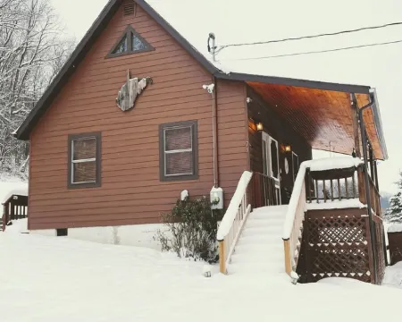 Your Cabin Retreat! Mountain Views-Hot Tub-King Bed-Fast Wifi-Vet Owned Hotels in Preston County