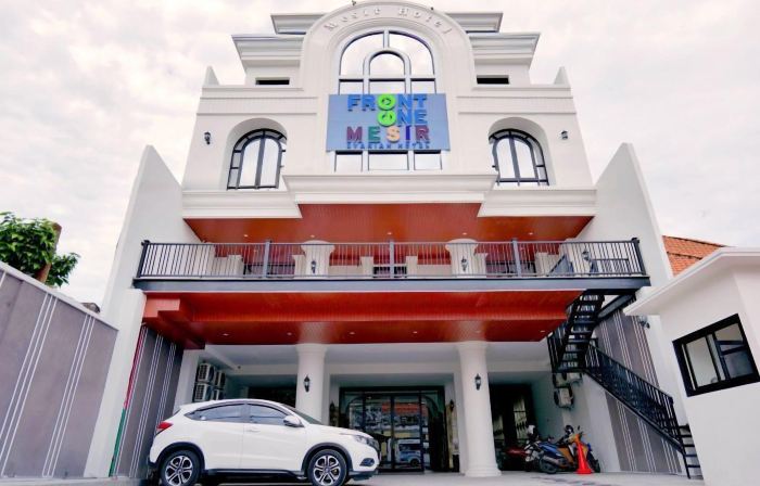 Front One Hotel Mesir Surabaya