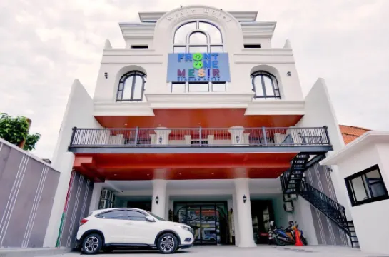 Front One Hotel Mesir Surabaya Hotel di Kecamatan Pabean Cantikan