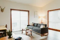 Stylish Suite with Full Kitchen and Washer Dryer - Charming Retreat