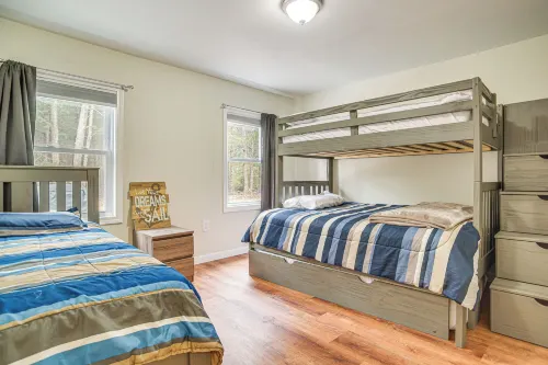 2 Mi to Beach: Falmouth Group Getaway w/ Game Room - Parkplatz