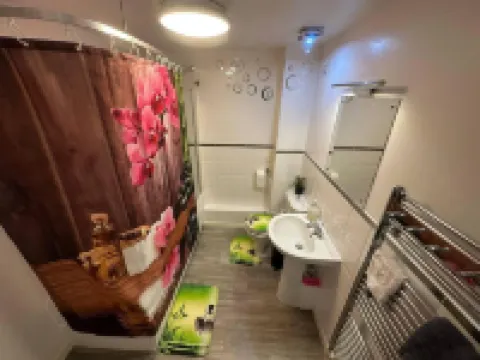 London - 2 Bed Flat - Sleeps 4 - Parking - Wifi