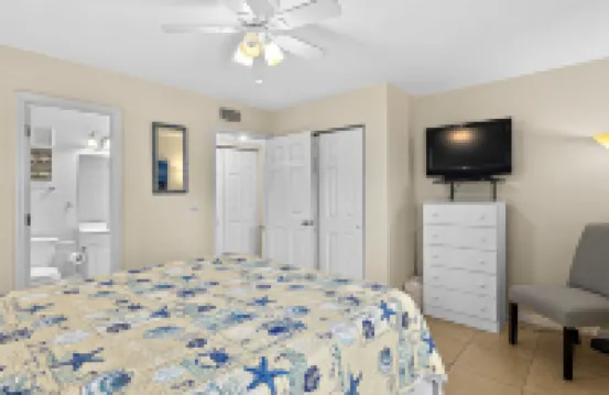 Garden-level Condo With Patio, 2 Pools, Gym, Tennis & Sauna - Steps to the Beach