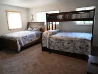 Comfy Duplex unit great for families and small groups, sleeps up to 9 โรงแรมในซิตกา