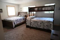 Comfy Duplex unit great for families and small groups, sleeps up to 9