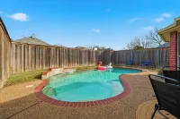 Modern 4B Retreat with Pool in Frisco - 2 estrellas