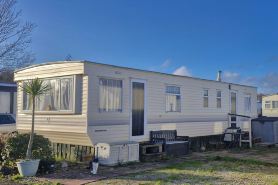 3 Bed, Sleeps 6 - Heated Pool, Parking, Nr Beach