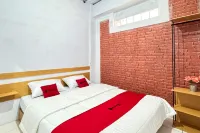 RedDoorz Syariah at Sultana Guest House
