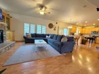Spacious, Clean Home in Town w/ King En Suite & Hot Tub