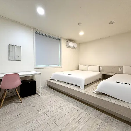 Coin Hotel Yeosu Отели рядом с достопримечательностью «Зал Чиннамгван»