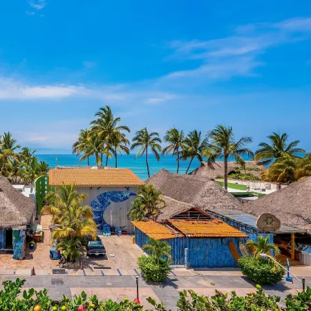 Stylish Apartment Near Beach & Dining With Pool, hot Tub, Tennis, & Large Patio
