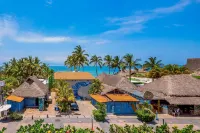 Stylish Apartment Near Beach & Dining With Pool, hot Tub, Tennis, & Large Patio