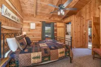 View! Cozy, Private, Fireplace, Hot Tub Log Cabin, Honeymoon!
