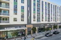 Virelli Apartments Upscale King Suite in the Heart of Orlando w Pool
