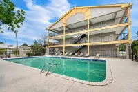 Super 8 by Wyndham Metairie - parking