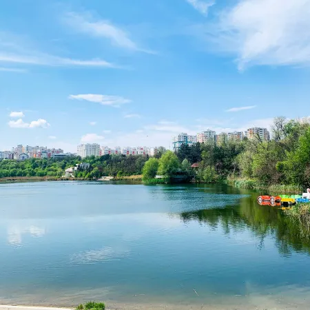 Park & Lake Skyline 1BD flat