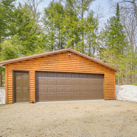 1/4 Mi to Hiawatha Forest Trails! Outdoor Retreat