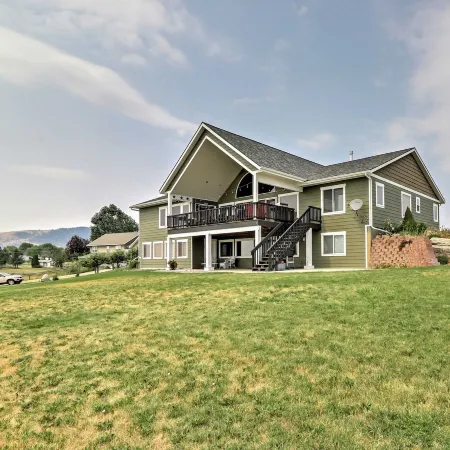 4 Mi to Flathead Lake! Charming Mtn Escape