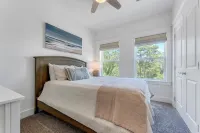 4 cruiser bikes, 8 beach chairs, .5 mile to beach POOL OPEN!
